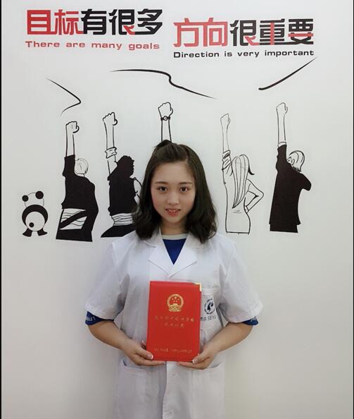 毕业了，化妆班学员为梦想前行!